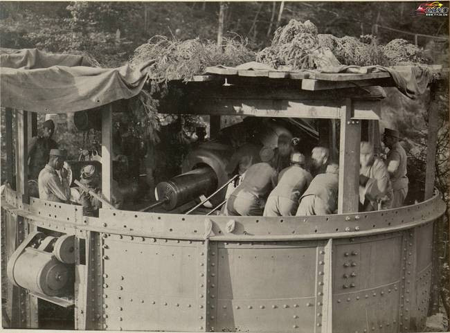 Tới khi Chiến tranh Thế giới thứ nhất nổ ra, do yêu cầu và đòi hỏi của chiến trường, khẩu pháo 420mm này đã được cải tiến để có thể tăng thời gian nạp đạn, sử dụng nhiều hệ thống ròng rọc hơn nhằm giảm sức người cho mỗi lần nạp đạn và xoay chỉnh nòng pháo. Nguồn ảnh: Sina.