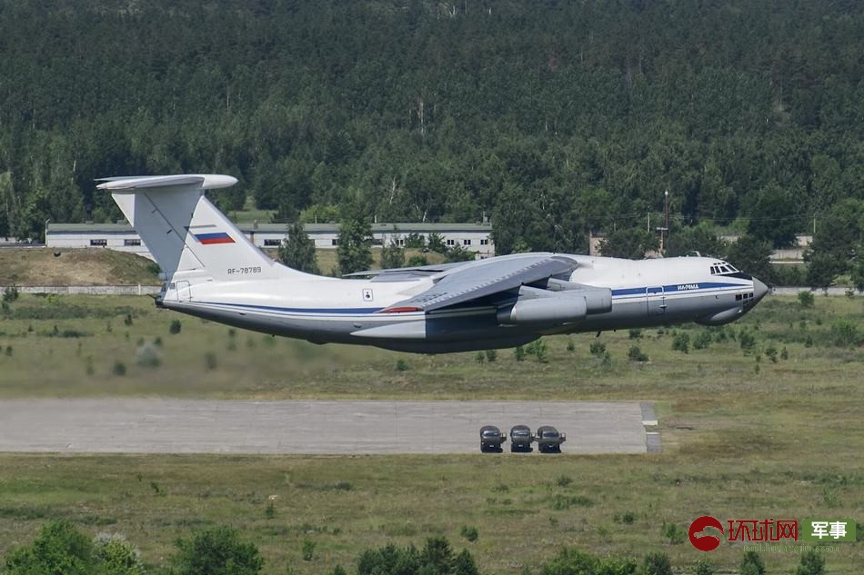 Il-76 cần đường băng tối thiểu dài 800 mét để cất cánh khi mang theo trọng tải tối đa. Điểm đặc biệt đó là đường băng dành cho Il-76 có thể chỉ là đường đất bằng phẳng, không nhất thiết phải được trải nhựa. Nguồn ảnh: Huanqiu.