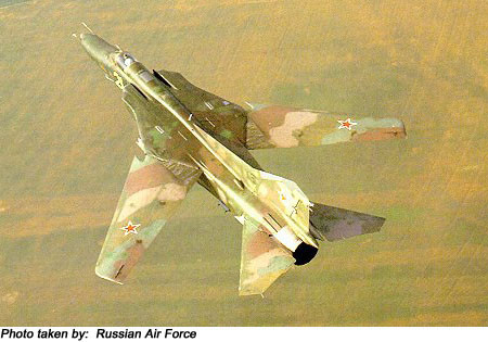 Tổng cộng, 7 giá treo vũ khí của MiG-27 có khả năng mang theo tối đa 4 tấn vũ khí các loại. Điểm đặc biệt của MiG-27 đó là thiết kế cánh cụp cánh xoè của nó nên dù chỉ có một động cơ, hiệu suất bay của MiG-27 vẫn là khá vượt trội. Nguồn ảnh: RusAF.