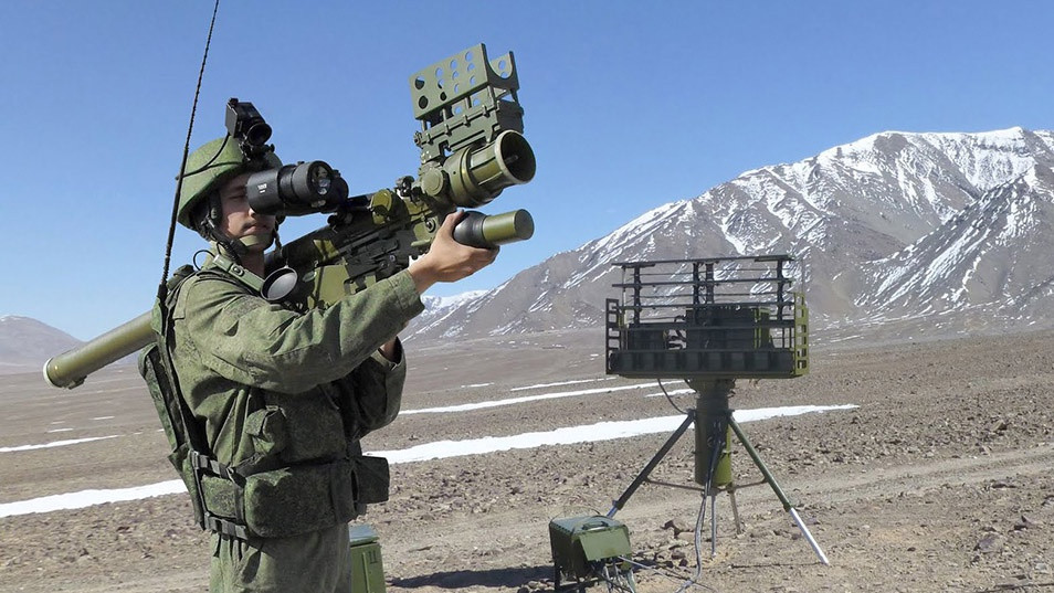 Lính Armenia với tên lửa phòng không vác vai Igla của Nga. Ảnh: Moscowtimes.