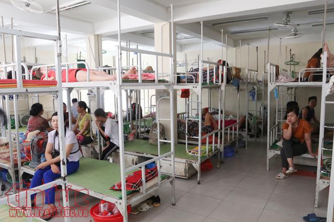 Khu nhà trọ giá rẻ của bệnh viện Việt Đức được bố trí các giường tầng trong phòng tập thể. Khu nhà trọ giá rẻ của bệnh viện Việt Đức được bố trí các giường tầng trong phòng tập thể.