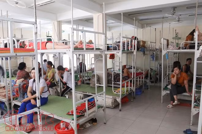 Khu nhà trọ giá rẻ của bệnh viện Việt Đức được bố trí các giường tầng trong phòng tập thể.