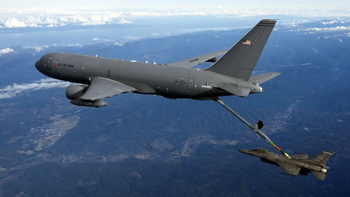 KC-46 được thiết kế để trở thành máy bay tiếp liệu tiếp theo của Không quân Mỹ trong tương lai với khả năng mang theo tối đa tới hơn 96.000 tấn nhiên liệu. Nguồn ảnh: Flytest.