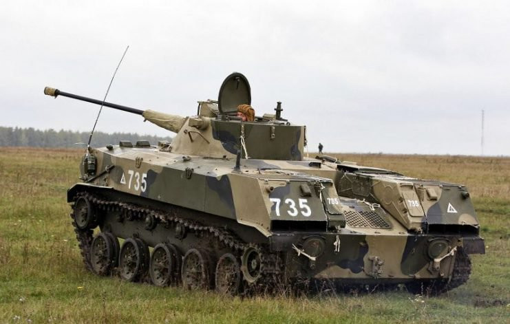 Ra đời trong thời kỳ mà các quốc gia trên thế giới liên tục doạ nhau bằng hạt nhân, tất nhiên là BMD-1 cũng có thể tác chiến tốt trong môi trường nhiễm xạ. Lớp vỏ của BMD-1 được thiết kế đặc biệt, giúp bảo vệ những người bên trong xe khỏi phóng xạ, chất độc hoá học và chất độc sinh học. Nguồn ảnh: Warhistory.