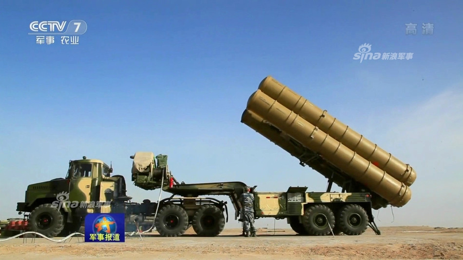 Tổ hợp tên lửa phòng không S-300 PMU2 sử dụng đạn tên lửa 48N6E2 có tầm bắn trên 200 km, có khả năng theo dõi đồng loạt 72 mục tiêu, khoá 36 mục tiêu và bắn tên lửa tiêu diệt cùng lúc 36 mục tiêu. Nguồn ảnh: Sina.