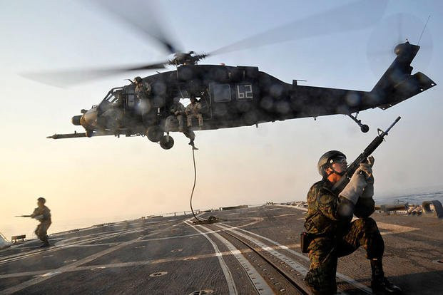 Cuối cùng là lực lượng đặc nhiệm SEAL, một lực lượng đã quá nổi tiếng nhất là từ khi tiêu diệt được trùm khủng bố Osama Binladen. Đây cũng là một trong những lực lượng đặc nhiệm có tỷ lệ đánh trượt cao bậc nhất trong khoá huấn luyện dù rằng ứng cử viên thi vào SEAL thường là cựu binh có trên 2 năm thực chiến. Nguồn ảnh: Wearethemighty.