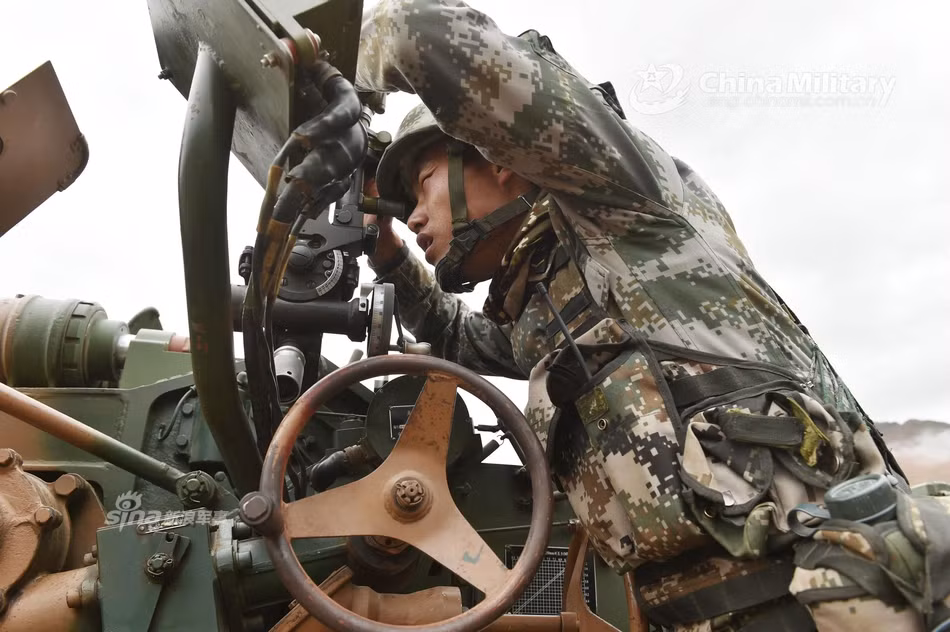 Theo thông tin được phía Trung Quốc công bố, khẩu pháo tự hành này sử dụng loại pháo PL-96, đây là loại pháo được Trung Quốc sản xuất dựa trên phiên bản pháo kéo D-30 do Liên Xô chế tạo. PL-96 được cho là đã phục vụ quân đội Trung Quốc khoảng hơn 20 năm trở lại đây.