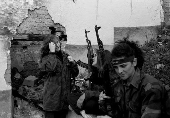 Những người lính tới từ Slovenia, Croatia, Kosovo Albania, Bosnia và Macedonia dần dần rời bỏ hàng ngũ quân đội Nam Tư và quay về chiến đấu sát cánh cùng nhà nước cộng hoà của mình chứ không còn theo đuổi mục đích Nam Tư thống nhất - vốn đã bị biến tướng kể từ khi Nam Tư ngả theo Serbia. Nguồn ảnh: Proboard.