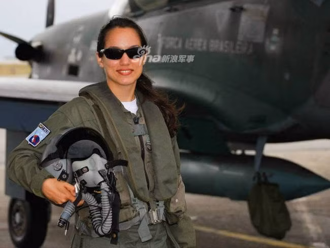 Tuy nhiên do thể lực của nữ giới khu vực Mỹ Latinh có phần rất khoẻ mạnh nên không ít người đã lách được qua cánh cửa hẹp để vươn giới giấc mơ được bay. Nguồn ảnh: Sina.