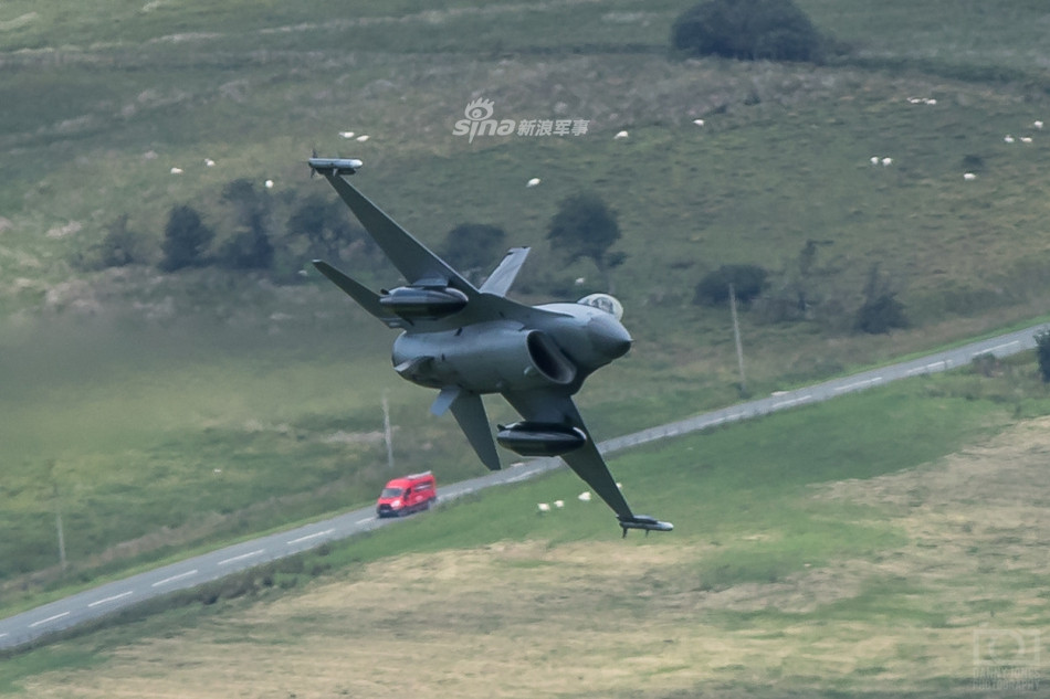 Các phiên bản F-16 mà Bỉ từng sở hữu bao gồm phiên bản F-16A một chỗ ngồi và F-16B hai chỗ ngồi. Mỗi phiên bản được sản xuất với nhiều "block" (kiểu) khác nhau bao gồm Block 1, 5, 10, 15 và 20. Nguồn ảnh: Sina.