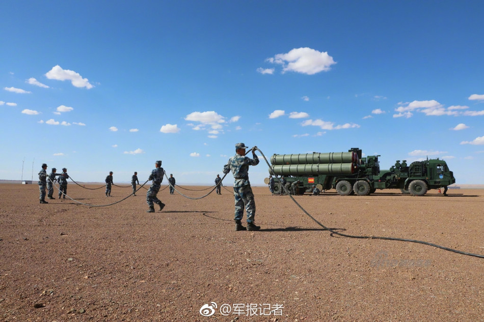 Tới năm 1994, Trung Quốc tiếp tục mua lô tên lửa phòng không thứ 2 thuộc loại S-300PMU1 bao gồm số lượng tương đương như đợt mua đầu tiên nhưng kèm theo 196 quả tên lửa 48N6E với tổng giá trị hợp đồng 400 triệu USD. Trong đó một nửa Trung Quốc trả bằng tiền mặt, một nửa quy ra hàng hoá xuất khẩu. Nguồn ảnh: Sina.