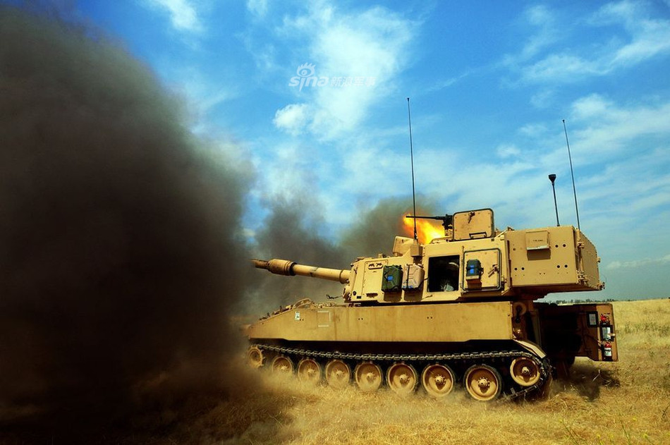 Tuy nhiên điểm khác biệt lớn nhất của M109A6 Paladin lại nằm hở hệ thống định vị, hệ thống cảm biến điện tử và hệ thống tự động ngắm bắn, tự động phản pháo. Các hệ thống này được coi là sử dụng công nghệ hiện đại với khả năng chống nhiễu và chống áp chế điện tử. Nguồn ảnh: Sina.