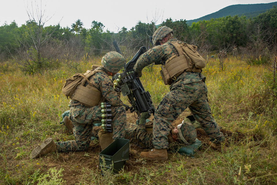 Khi tác chiến theo kiểu bắn góc cao này, kíp chiến đấu của khẩu Mark 19 cần có nhiều hơn một người. Trong đó sẽ có người làm nhiệm vụ chỉnh lại góc bắn vì xạ thủ ở tư thế nằm ngửa sẽ không thể thấy được mình đã bắn trúng mục tiêu hay chưa. Nguồn ảnh: BI.