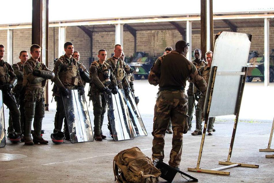 Ảnh lực lượng chống bạo động Quân đội Pháp tham khảo chiến thuật tác chiến trước khi vào trận. Nguồn ảnh: Sina.