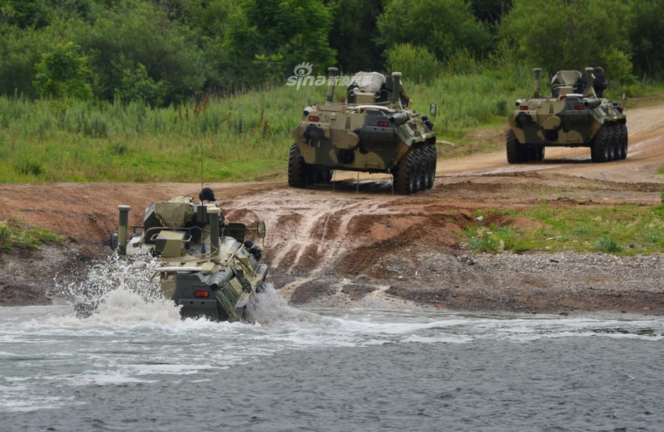 Thiết kế của thiết giáp chở quân BTR-82A cũng bao gồm luôn cả việc chống tác nhân hoá học từ bên ngoài (bao gồm hoá học, sinh học và phóng xạ hạt nhân). Kèm theo đó là hệ thống tự động dập lửa, tự động tăng giảm áp lực lốp và tời kéo cứu hộ. Nguồn ảnh: Sina.