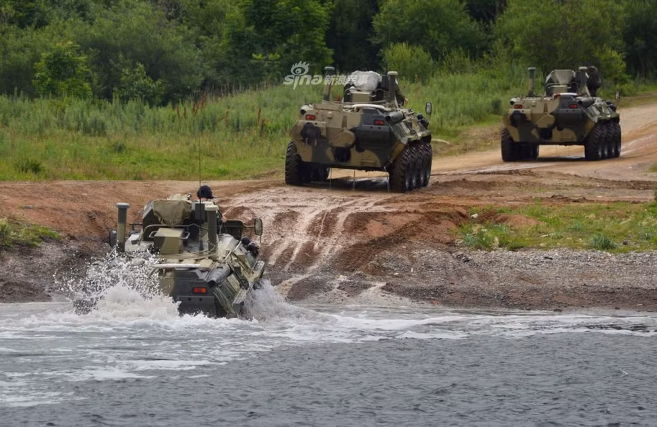 Thiết kế của thiết giáp chở quân BTR-82A cũng bao gồm luôn cả việc chống tác nhân hoá học từ bên ngoài (bao gồm hoá học, sinh học và phóng xạ hạt nhân). Kèm theo đó là hệ thống tự động dập lửa, tự động tăng giảm áp lực lốp và tời kéo cứu hộ. Nguồn ảnh: Sina.