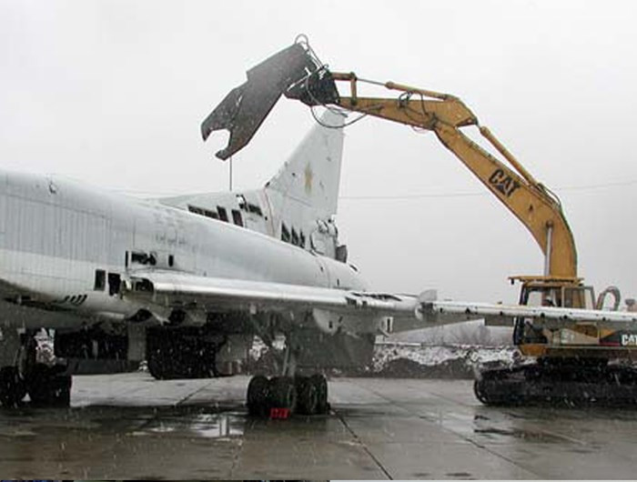 Việc những chiếc Tu-160 này bị Trung Quốc dòm ngó cộng với việc Ukraine không còn phụ tùng thay thế (dù đã nhờ tới sự giúp sức của Mỹ) và không có đủ tiền cũng như năng lực để tự vận hành loại vũ khí quá khủng này khiến chính quyền Kiev quyết định phá toàn bộ 10 chiếc Thiên Nga Trắng còn lại trong biên chế. Nguồn ảnh: Scrap.