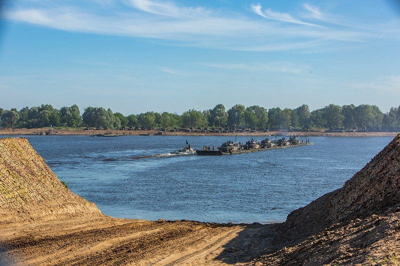 Phần khó khăn nhất khi vượt sông đó là tạo đường lên - xuống nước ở hai bên bờ sông. Khi đã có đường lên, việc vượt sông chỉ mất ít phút trước khi hoàn thành. Nguồn ảnh: Fotorepor.