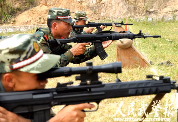 Theo thông số thử nghiệm của 5,8x42mm khi sử dụng với nòng súng chiều dài 557mm, viên đạn cỡ 5,8mm của Trung Quốc có sơ tốc đầu nòng tương đương với khoảng từ 870m/giây cho tới 930 mét/giây kèm theo đó là động năng khoảng 1900 J. Nguồn ảnh: Huanet.