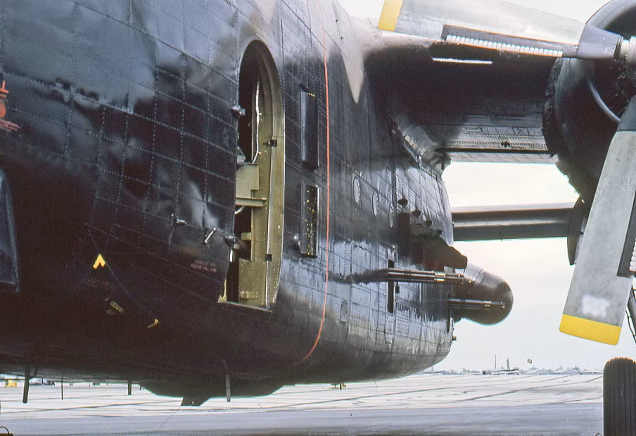 Gần như ngay lập tức sau khi gia nhập Không quân Mỹ, loại cường kích này bắt đầu được tham chiến ở Việt Nam - chiến trường nóng bỏng nhất mà Quân đội Mỹ đang tham chiến lúc bấy giờ. Ảnh: USAF.