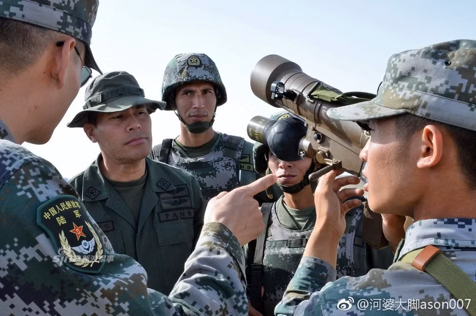 Được xếp vào loại tên lửa phòng không vác vai thế hệ ba, tên lửa QW-2 là loại tên lửa sử dụng dẫn đường hồng ngoại, bắn-quên và có thể nhắm bắn mọi loại mục tiêu bao gồm máy bay, trực thăng, máy bay do thám, máy bay không người lái hay thậm chí là cả tên lửa hành trình. Nguồn ảnh: Military.