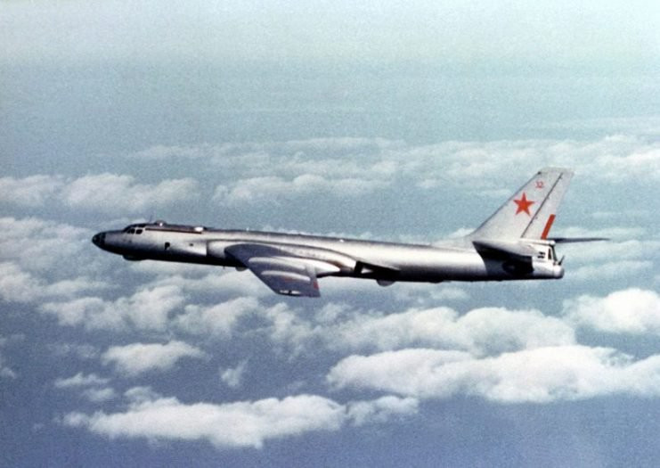 Đầu tiên là máy bay ném bom Tupolev Tu-16 mang hiệu NATO là "Badger". Đây là loại máy bay ném bom phản lực cận âm hai động cơ đầu tiên của Không quân Liên Xô. Nguồn ảnh: WarHistory.