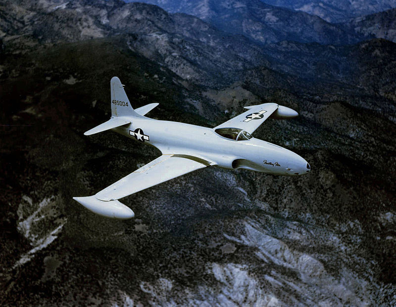 Loại chiến đấu cơ tội đồ này của Không quân Mỹ chính là chiếc Lockheed P-80 "Shooting Star". Phục vụ trong Không quân Mỹ từ năm 1944 tới năm 1970, P-80 đã khiến lực lượng này bị mất đi ít nhất 10 phi công Ace (Át Chủ Bài) khi điều khiển phi nó. Nguồn ảnh: Aviation.