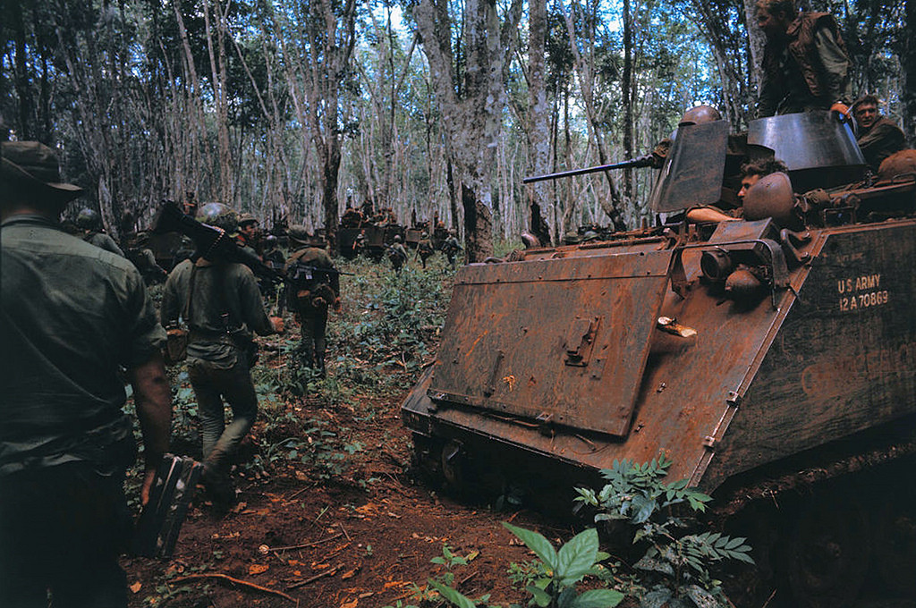 Về mặt chính trị, cuộc hành quân của Mỹ sang chiến trường Campuchia bị phản đối kịch liệt bởi dân chúng. Người dân Mỹ hoàn toàn không ủng hộ việc quân đội của nước này tiến quân can thiệp vào nội bộ Campuchia và xem đó là cuộc chiến tranh xâm lược. Nguồn ảnh: Corbis.