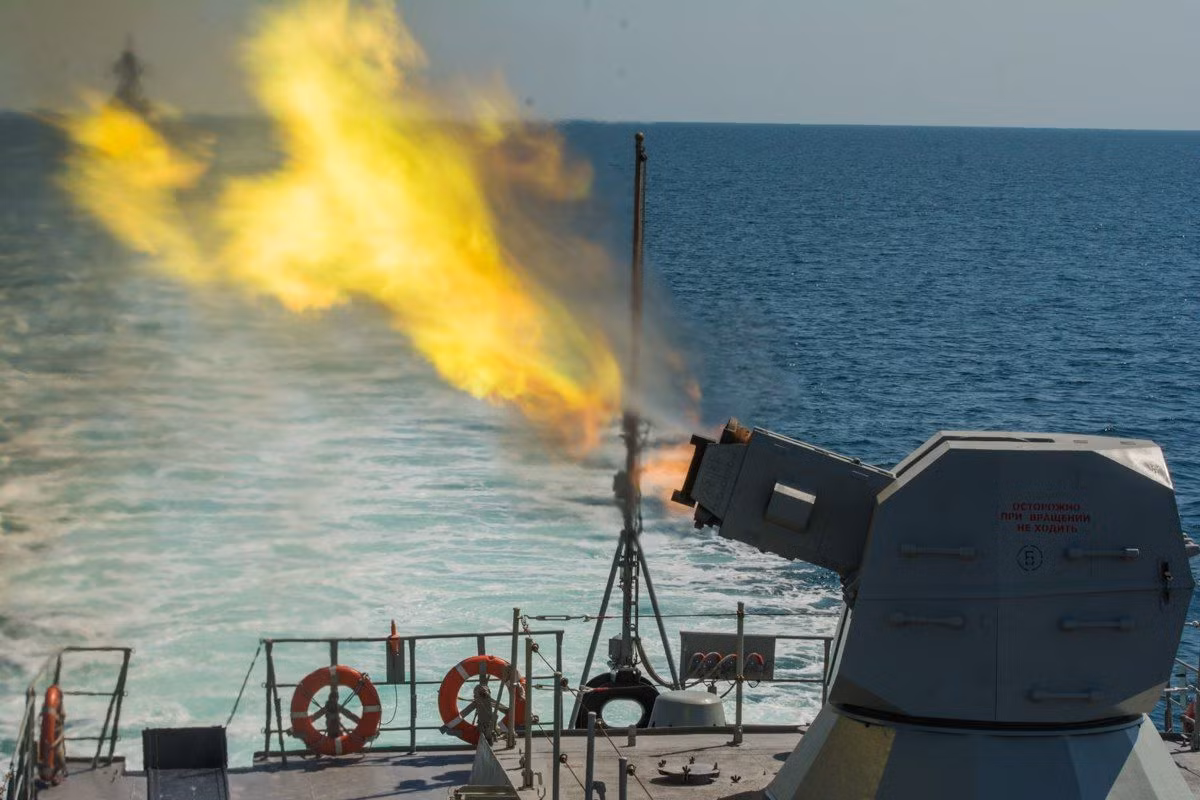 Đây là một trong những tổ hợp vũ khí phòng thủ trên hạm đáng sợ nhất từng được Nga chế tạo và được trang bị trên các chiến hạm hiện đại nhất của Moscow. Việt Nam hiện cũng đang sở hữu một phiên bản tiền nhiệm của AK-630M2 là pháo CIWS AK-630. Nguồn ảnh: Foxtrotalpha.