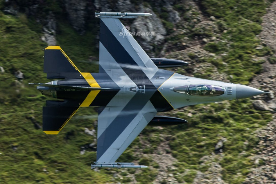 Hiện tại, F-16 đang phục vụ trong không quân khoảng 20 nước trên thế giới, trong đó có rất nhiều nước châu Á có sở hữu loại chiến đấu cơ này ví dụ như Singapore, Đài Bắc Trung Hoa, Thái Lan,... Nguồn ảnh: Sina.