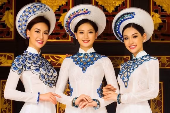 Nhiều cư dân mạng bất ngờ khi biết Phạm Ngọc Khánh Linh có hai chị gái đều từng thi Hoa hậu là Thùy Linh và Phương Linh.