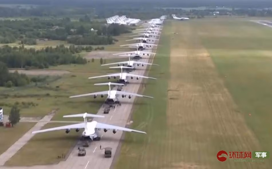 Choáng ngợp cảnh tượng của những máy bay vận tải Il-76 xếp hàng chuẩn bị cất cánh tham gia tập trận. Nguồn ảnh: Huanqiu.