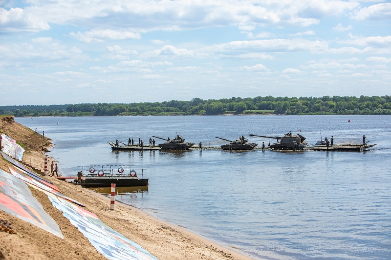 Các xe tăng T-72 cùng pháo tự hành 2S19 Msta được lần lượt di chuyển vượt sông bằng cầu phao dã chiến này. Nguồn ảnh: Fotorepor.