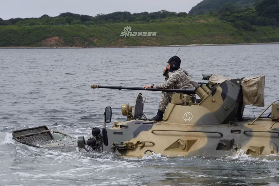  Xe thiết giáp chở quân BTR-82A là loại phương tiện bọc thép tiêu chuẩn do nhà máy Arzamas chế tạo, được giới thiệu lần đầu tiên vào tháng 12/2009 và hiện đang phục vụ trong hầu hết các binh chủng thuộc các lực lượng vũ trang Nga. Nguồn ảnh: Sina.