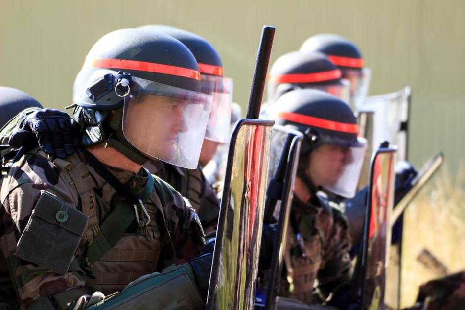 Trang bị của lực lượng cảnh sát chống bạo động Pháp bao gồm lá chắn, mũ bảo hộ cùng gậy cao su tương tự như trang bị của lực lượng cảnh sát chống bạo động Pháp. Nguồn ảnh: Sina.