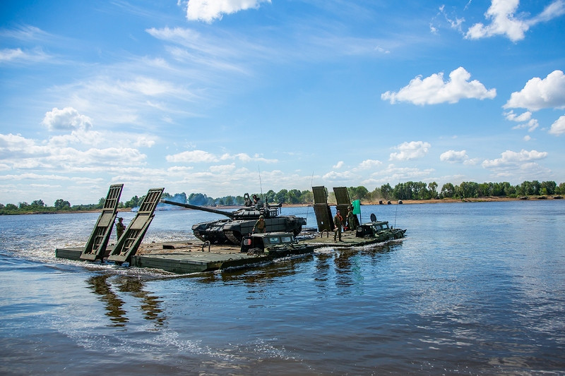 Hồi cuối tháng 6 vừa rồi, Công binh Nga đã tập luyện phần thi vượt chướng ngại ở quy mô lớn với sự tham gia của các lực lượng tăng thiết giáp và nhiều phương tiện thiết giáp hạng nặng. Nguồn ảnh: Fotorepor.