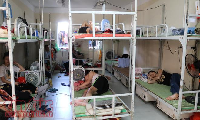 Khi ở trong nhà trọ của bệnh viện, mỗi người nhà bệnh nhân chỉ phải nộp 15.000 đồng/ngày đêm nhưng được nằm nghỉ, tắm giặt, có phòng vệ sinh sạch sẽ, phòng có hệ thống làm mát, quạt và thiết bị chiếu sáng. Khi ở trong nhà trọ của bệnh viện, mỗi người nhà bệnh nhân chỉ phải nộp 15.000 đồng/ngày đêm nhưng được nằm nghỉ, tắm giặt, có phòng vệ sinh sạch sẽ, phòng có hệ thống làm mát, quạt và thiết bị chiếu sáng.