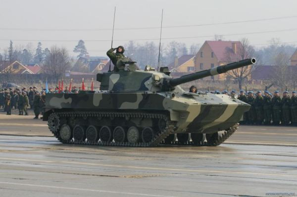Tính tới thời điểm năm 2017, chỉ có duy nhất lực lượng lính dù của Nga được trang bị loại pháo tự hành này với số lượng 24 chiếc. Ảnh: Pháo tự hành 2S25 Sprut SD với khẩu pháo nòng trơn 125mm của mình. Nguồn ảnh: Rusk.