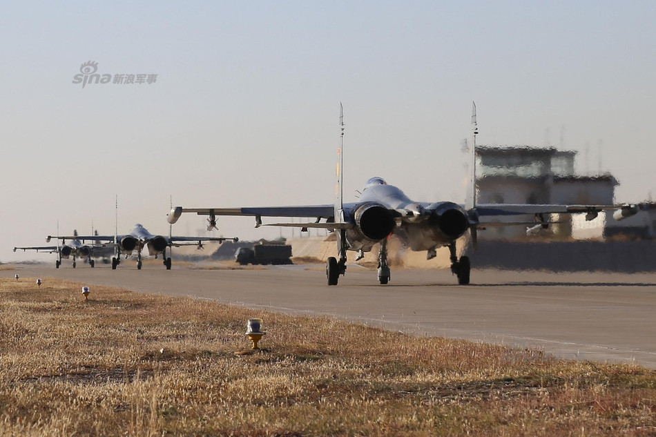 Đây được coi là phiên bản máy bay "nhái" hoàn hảo nhất của Trung Quốc kể từ trước tới nay. Nhìn vào vẻ bề ngoài, ít ai có thể phân biệt được J-11 với Su-27 nếu không dựa vào các ký hiệu của Trung Quốc hay của Nga trên hai chiến đấu cơ này. Nguồn ảnh: Sina.