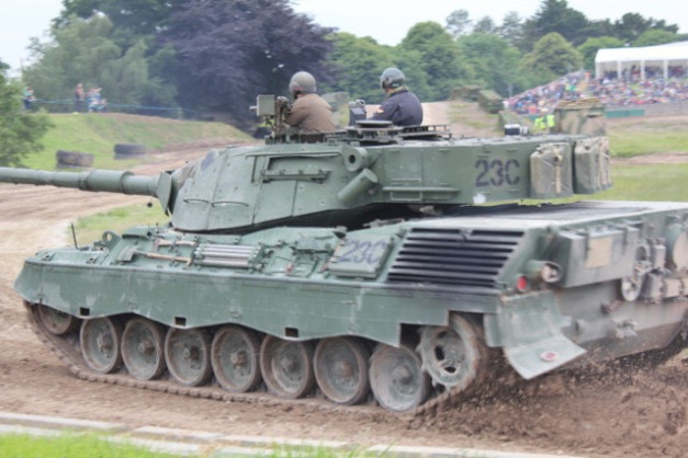 Những chiếc Leopard 1C2 đã vào biên chế phục vụ của Quân đội Canada từ năm 1978. Tới nay, chiếc già nhất đã qua tuổi 40 trong khi đó chiếc "trẻ" nhất cũng 38 tuổi. Đây chính là lý do khiến loại xe tăng thải loại này cực kỳ khó bán. Nguồn ảnh: Tube.