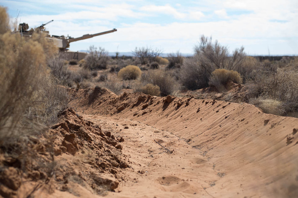 Điều này là khá ngang trái vì dù ít đạn hơn, T-90 lại hoạt động được lâu hơn M1A2. Trong khi đó các xe tăng Mỹ dù có nhiều đạn, có thể chiến đấu lâu hơn trên chiến trường nhưng lại cần hỗ trợ xăng dầu nhiều hơn. Tuy vậy, phía Mỹ khẳng định bơm nhiên liệu cho xe tăng dễ dàng hơn nhiều so với nạp thêm đạn vào hệ thống nạp đạn tự động. Nguồn ảnh: BI.