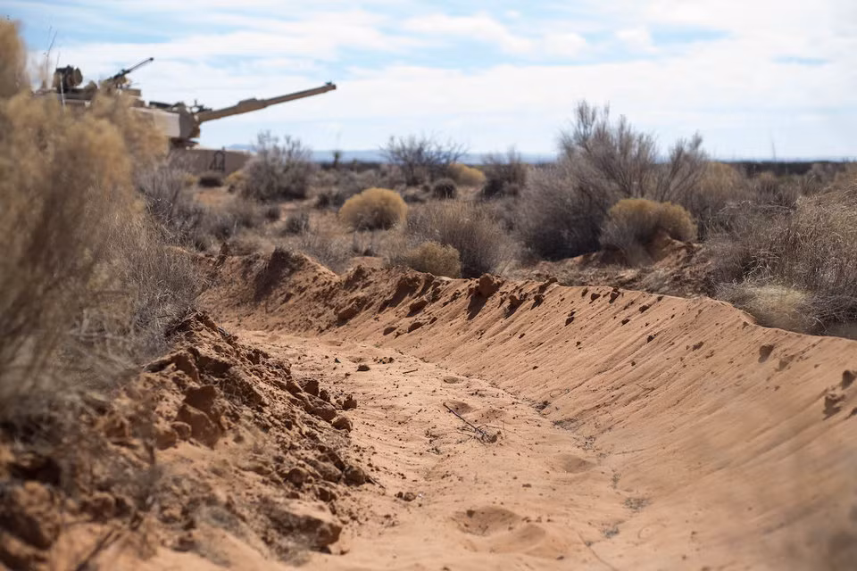 Điều này là khá ngang trái vì dù ít đạn hơn, T-90 lại hoạt động được lâu hơn M1A2. Trong khi đó các xe tăng Mỹ dù có nhiều đạn, có thể chiến đấu lâu hơn trên chiến trường nhưng lại cần hỗ trợ xăng dầu nhiều hơn. Tuy vậy, phía Mỹ khẳng định bơm nhiên liệu cho xe tăng dễ dàng hơn nhiều so với nạp thêm đạn vào hệ thống nạp đạn tự động. Nguồn ảnh: BI.