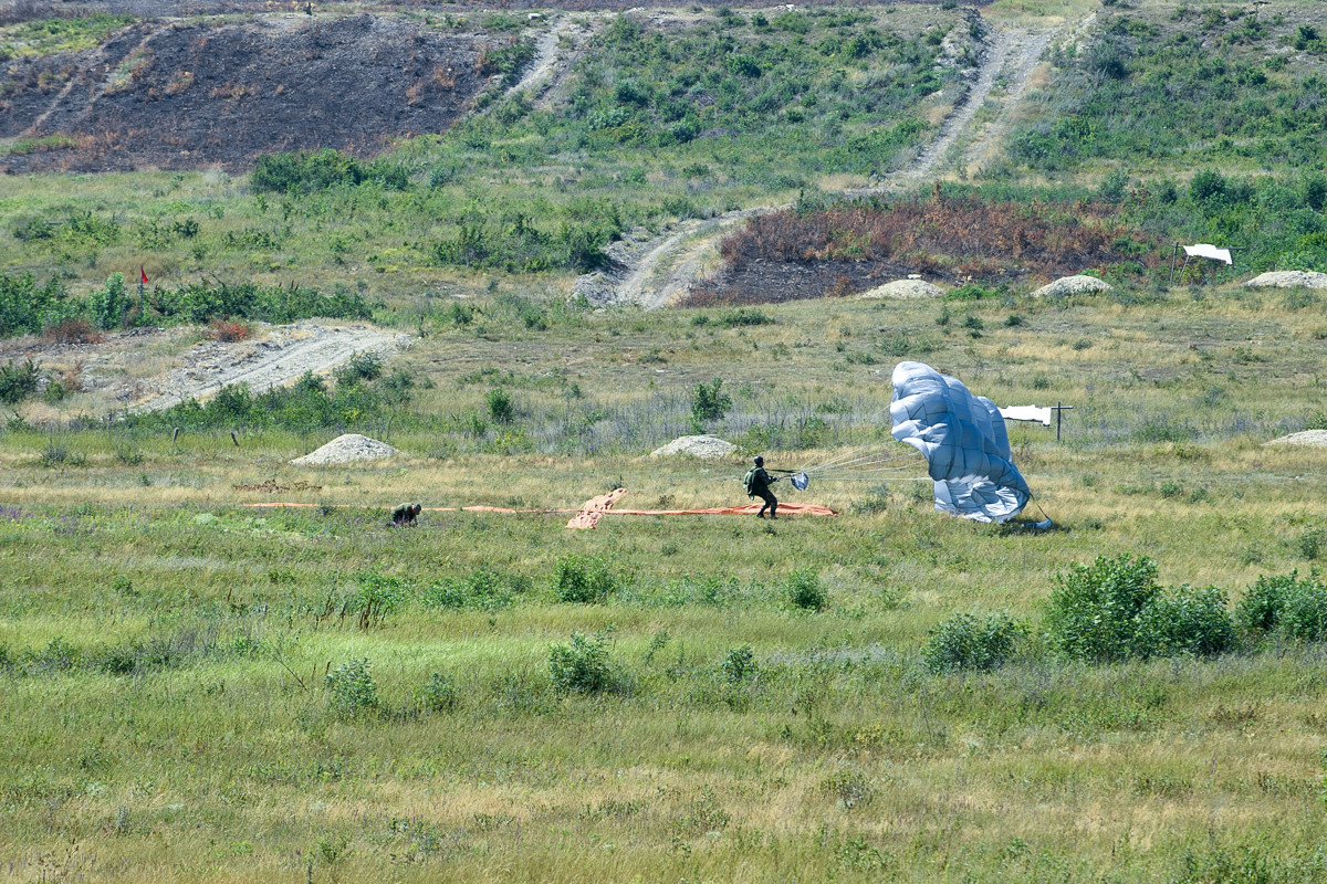 Đây là cuộc tập trận thường niên diễn ra ở trường bắn quân sự Rayevsky nằm ở Krasnodarsky Krai - một tỉnh nằm ngay cạnh bờ Biển Đen và là nơi có con đường huyết mạch đi tới đảo Crime của Nga. Nguồn ảnh: Milru.