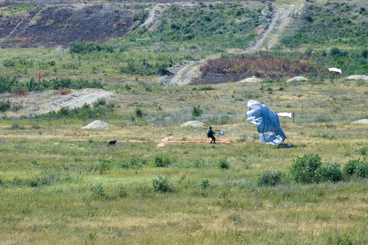 Đây là cuộc tập trận thường niên diễn ra ở trường bắn quân sự Rayevsky nằm ở Krasnodarsky Krai - một tỉnh nằm ngay cạnh bờ Biển Đen và là nơi có con đường huyết mạch đi tới đảo Crime của Nga. Nguồn ảnh: Milru.