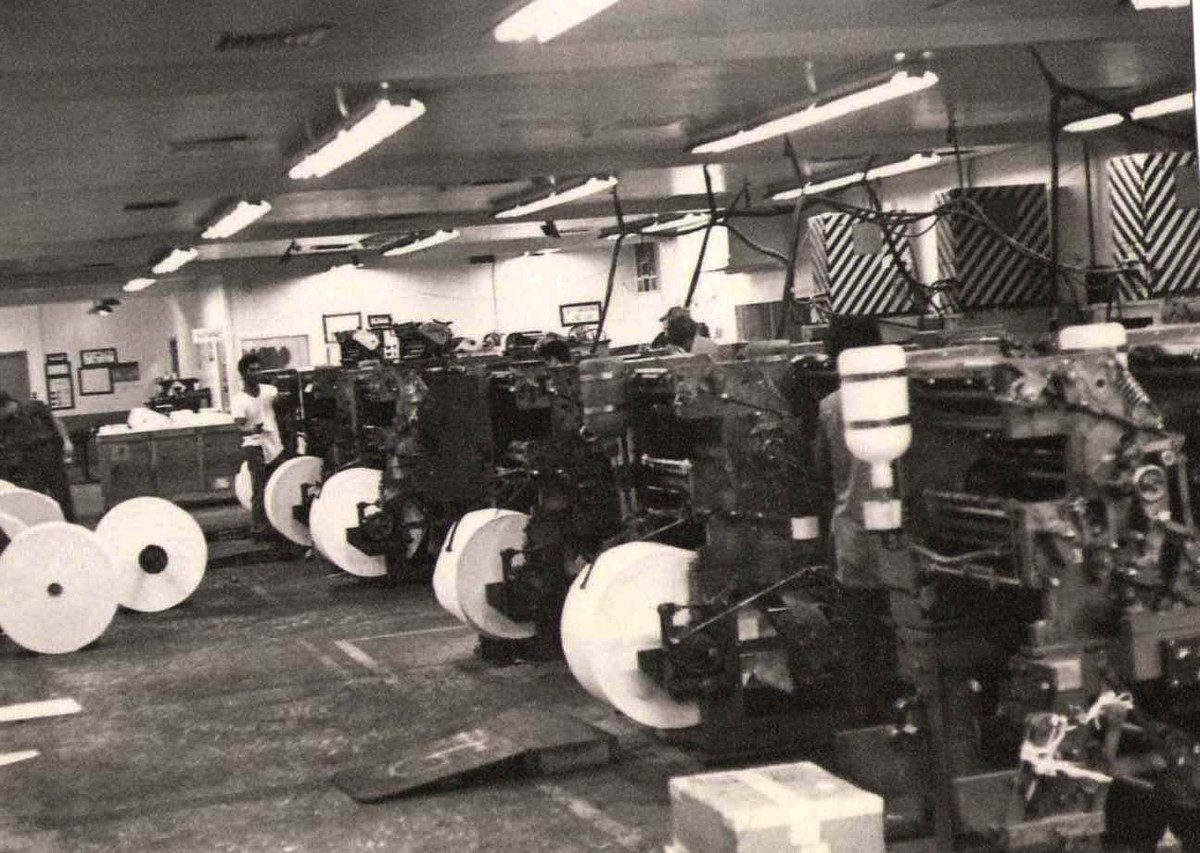 Mặc dù vậy, những đòn tuyên truyền của CIA dường như đã phản tác dụng vì đơn giản, tinh thần quyết tâm giải phóng dân tộc của Quân Giải phóng và du kích miền Nam Việt Nam lớn hơn tất cả. Tới năm 1975, chiến thắng duy nhất của CIA đó là rút được lượng lớn tình báo của họ ra khỏi miền Nam Việt Nam trước khi chính quyền bù nhìn Sài Gòn xụp đổ một lần và mãi mãi. Ảnh: Bên trong phòng in truyền đơn của CIA ở Sài Gòn. Nguồn ảnh: Pinterest.