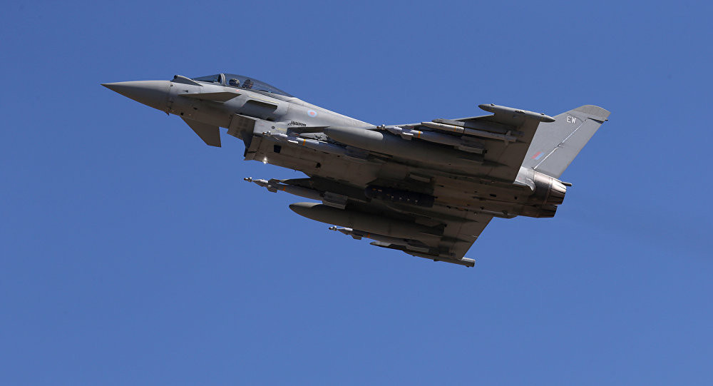 Phi công Anh điều khiển chiếc Eurofighter Typhoon mang nhiệm vụ "tiếp đón" Su-24 của Nga cho biết, chiếc Su-24 vẫn chưa bay vào không phận NATO, và viên phi công này cũng chỉ nhận được lệnh tuần tiễn phía trong không phận Romania trong một thời gian ngắn trước khi chiếc Su-24 quay đầu. Nguồn ảnh: RAF.