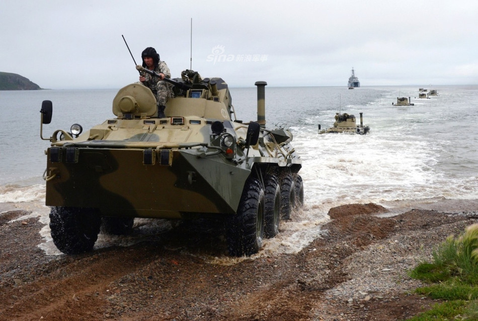 Được trang bị động cơ công suất 260 mã lực bốn thì, 8 xi-lanh làm mát bằng chất lỏng, BTR-82A có khả năng di chuyển trên đường nhựa với tốc độ tối đa lên tới 80 km/h. Đây thực sự là một loại phương tiện cực kỳ lợi hại của Quân đội Nga, nhất là trong tác chiến đổ bộ và vượt sông, biển. Nguồn ảnh: Sina.