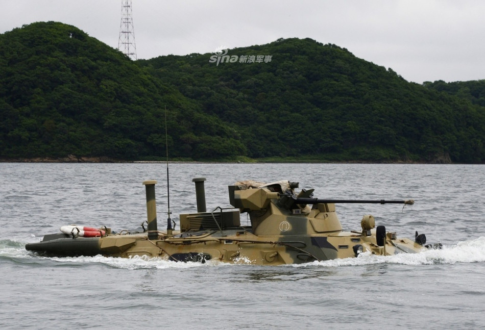 Nòng pháo của BTR-82A có độ cơ động khá tốt, nó có thể hạ góc tối đa xuống tới -7 độ, kèm theo đó là khả năng nâng góc lên tối đa tới 70 độ - khả năng nâng góc pháo này thậm chí còn giúp BTR-82A tác chiến phòng không đươc. Nguồn ảnh: Sina.