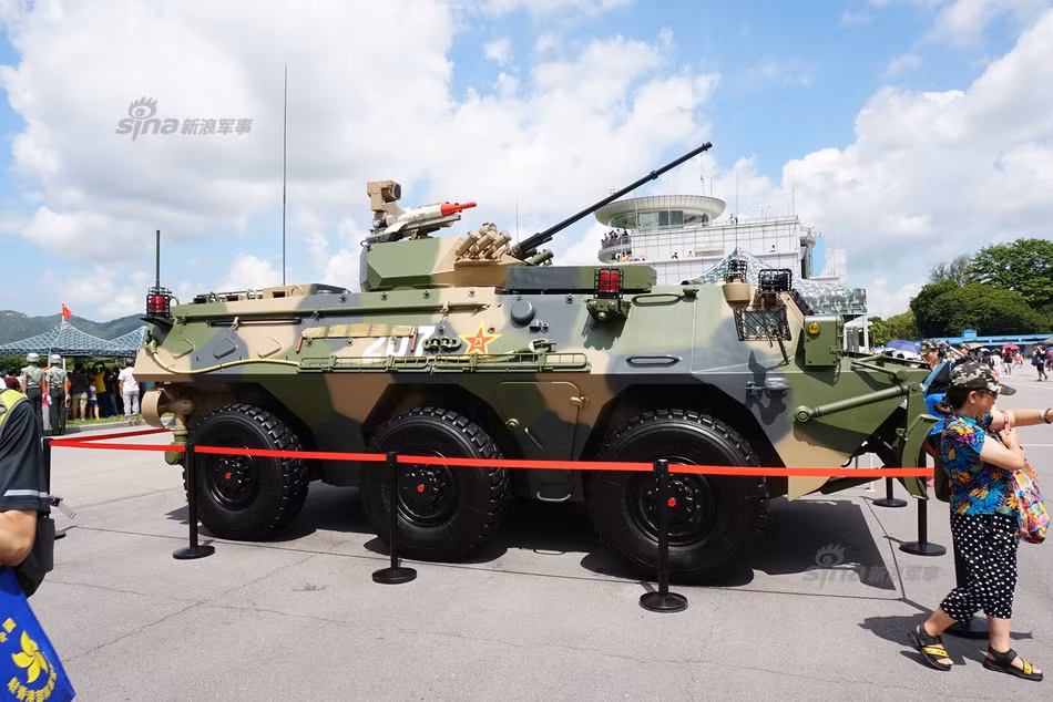 Toàn cảnh xe thiết giáp Type 92 của Trung Quốc với hỏa lực bao gồm súng máy 12,7mm và một tên lửa chống tăng được đặt ở phía nóc xe. Nguồn ảnh: Sina.
