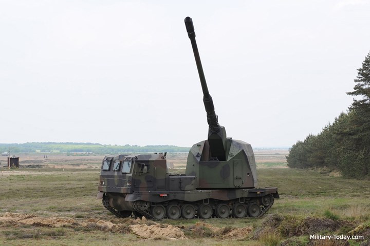 Cabin của xe được bọc thép có khả năng chống được đạn súng bộ binh, mảnh pháo, cối... Ảnh: military-today.